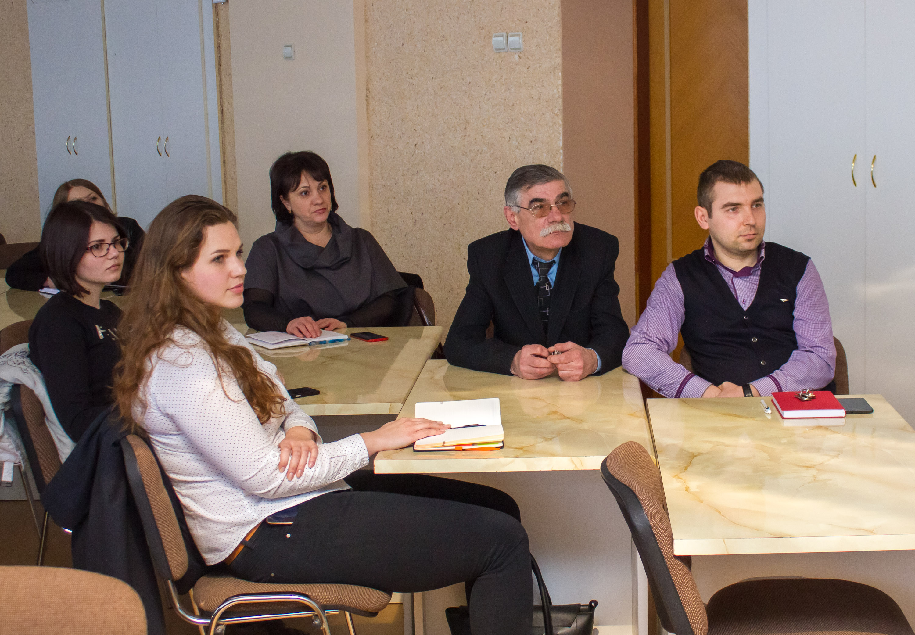 Учасники зустрічі обговорюють важливі питання ведення власного бізнесу